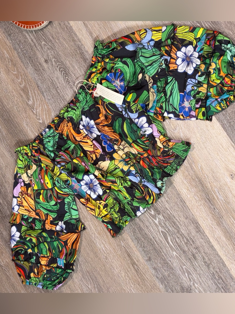 Nwt Tropical Floral Off-Shoulder top in Black & Green